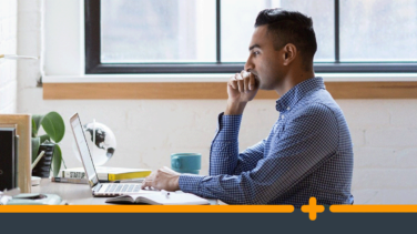 Mężczyzna pracujący przy laptopie w biurze