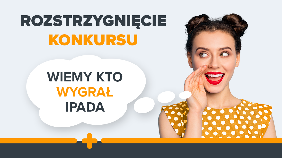 Uśmiechnięta kobieta w sukience ogłasza wyniki konkursu