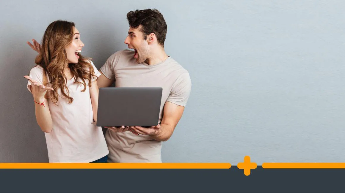 Zaskoczona para entuzjastycznie reagująca na wiadomość o przyznaniu chwilówki